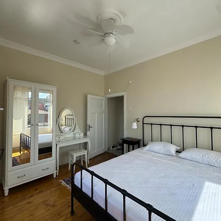 The Kinyas House - In Kadikoey Historical Fishermen's Market Apartment