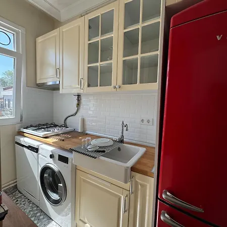 The Kinyas House - In Kadikoey Historical Fishermen's Market Apartment *