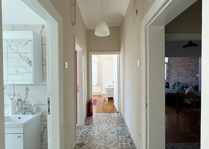 The Kinyas House - In Kadikoey Historical Fishermen's Market Apartment