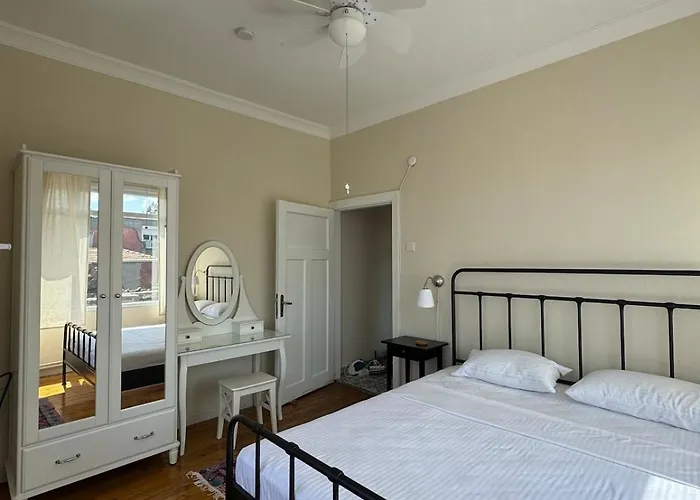 The Kinyas House - In Kadikoey Historical Fishermen's Market Apartment